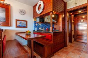 A kitchen or kitchenette at Torres del Sol Ocean View PH02