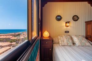 A bed or beds in a room at Torres del Sol Ocean View PH02