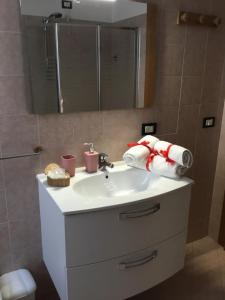 A bathroom at Home Iseo Lake