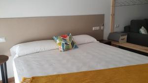 Łóżko lub łóżka w pokoju w obiekcie Apartamentos Antares 3