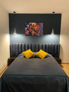 ムツヘタにあるHotel ULYSSESの黄色い枕が2つ付いたベッドのある寝室 +21枚の写真