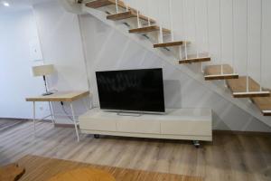 Telewizja i/lub zestaw kina domowego w obiekcie Apartamentos Antares 3