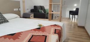 Łóżko lub łóżka w pokoju w obiekcie Apartamentos Antares 3