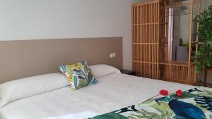 Łóżko lub łóżka w pokoju w obiekcie Apartamentos Antares 3