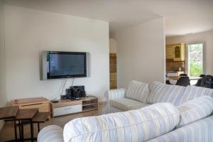 Televisyen dan/atau pusat hiburan di VILLA FAMILIALE, PISCINE, VUE IMPRENABLE -en été la location est de samedi à samedi-