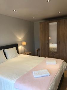 Postel nebo postele na pokoji v ubytování PEGASUS I - 2 chambres de luxe, cuisine, salon, 2 terrasses et sauna