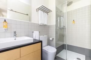 un bagno con wc, lavandino e doccia di Galerias Nightlife Fashion Flats a Porto