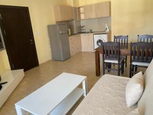een woonkamer met een keuken en een eetkamer bij 3 Room Family Apartment with Pool View (4 min. away from the Sea) in Nesebar