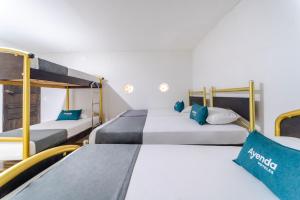 Łóżko lub łóżka piętrowe w pokoju w obiekcie Ayenda 1305 Retro