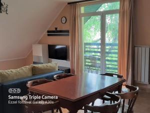 - un salon avec une table et un canapé dans l'établissement Tilesch Apartment, à Balatonberény