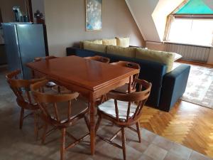 バラトンベレーニにあるTilesch Apartmentのリビングルーム(テーブル、椅子、ソファ付)