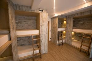 grupa łóżek piętrowych w pokoju w obiekcie THOSTEL w Santiago de Compostela
