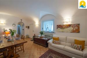 een woonkamer met een bank en een tafel bij Casa Francisca in Praiano