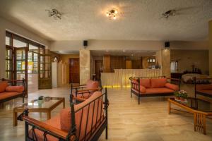 Uma área de estar em All In Krinas Apart-Hotel