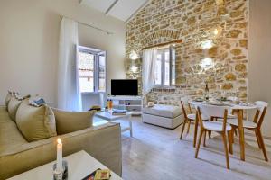 uma sala de estar com um sofá e uma mesa em NV LUXURY RESIDENCE em Corfu Town