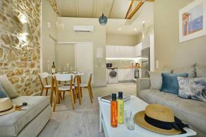 コルフ・タウンにあるNV LUXURY RESIDENCEのソファとテーブルのあるリビングルーム
