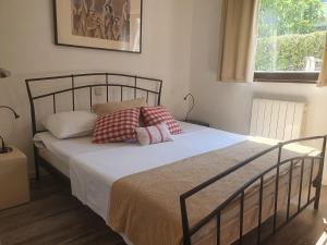 - une chambre avec un lit et 2 oreillers dans l'établissement Villa Flora, à Malinska