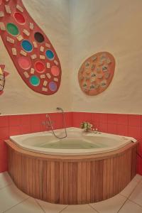 ein Bad mit einer großen Badewanne in einem Zimmer in der Unterkunft Hosteria Museart Pantavi in Tumbabiro