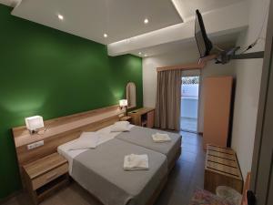 Postel nebo postele na pokoji v ubytování Ifigenia Hotel