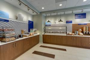 Holiday Inn Express & Suites - Winston - Salem SW - Clemmons, an IHG Hotel في Clemmons: a fast food restaurant with aasteryasteryasteryasteryasteryasteryasteryasteryasteryasteryasteryasteryastry