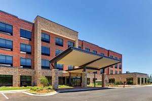 an empty parking lot in front of a brick building at Holiday Inn Express & Suites - Winston - Salem SW - Clemmons by IHG in Clemmons