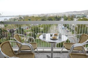 una mesa con un plato de comida en el balcón en Sea & City views, Aspa’s apartment en Tesalónica