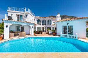 willa z basenem przed domem w obiekcie Casa Media Luna, Mijas Malaga w mieście Mijas