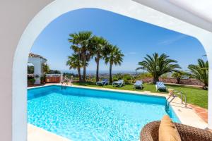 una piscina con vistas a una villa en Casa Media Luna, Mijas Malaga en Mijas