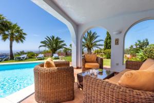 Basen w obiekcie Casa Media Luna, Mijas Malaga lub w pobliżu