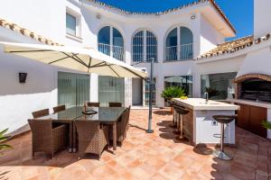 Patio lub wspólna przestrzeń na świeżym powietrzu w obiekcie Casa Media Luna, Mijas Malaga