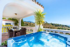 Basen w obiekcie Casa Media Luna, Mijas Malaga lub w pobliżu