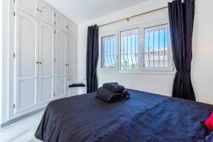 Łóżko lub łóżka w pokoju w obiekcie Casa Media Luna, Mijas Malaga