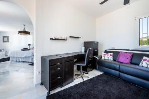 Łóżko lub łóżka w pokoju w obiekcie Casa Media Luna, Mijas Malaga