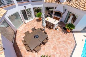 Patio lub wspólna przestrzeń na świeżym powietrzu w obiekcie Casa Media Luna, Mijas Malaga