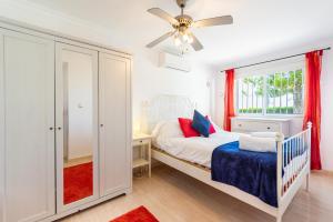 Łóżko lub łóżka w pokoju w obiekcie Casa Media Luna, Mijas Malaga
