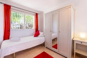Łóżko lub łóżka w pokoju w obiekcie Casa Media Luna, Mijas Malaga