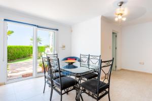 jadalnia ze szklanym stołem i krzesłami w obiekcie Casa Media Luna, Mijas Malaga w mieście Mijas