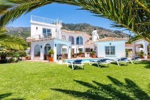 Willa z basenem i dziedzińcem w obiekcie Casa Media Luna, Mijas Malaga w mieście Mijas