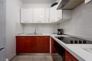 Kuchyň nebo kuchyňský kout v ubytování Apartment Monika with private pool in Porec
