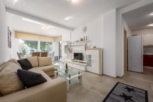 Kuchyň nebo kuchyňský kout v ubytování Apartment Monika with private pool in Porec