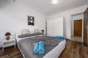 Postel nebo postele na pokoji v ubytování Apartment Monika with private pool in Porec