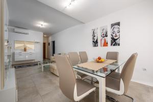Posezení v ubytování Apartment Monika with private pool in Porec