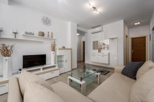 TV a/nebo společenská místnost v ubytování Apartment Monika with private pool in Porec