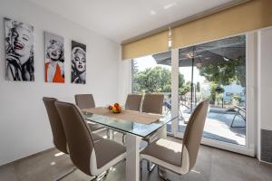 Posezení v ubytování Apartment Monika with private pool in Porec