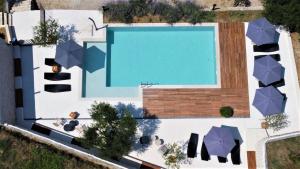 Bazén v ubytování Luxury Suites Bellevue nebo v jeho okolí