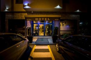 グルリアスコにあるPiccolo Hotel Allamanoの夜間はホテルの外に車を停めています