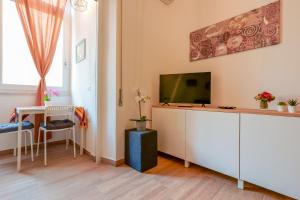 sala de estar con TV y mesa en Francina House en Cagliari