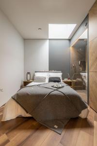 Łóżko lub łóżka w pokoju w obiekcie Abast Apartamenty Ptak Centrum Matki Polki Mandoria Orientarium Klimatyzacja - Przestrzenna 98 Łódź Parking bezpłatny