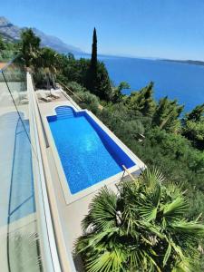Bazén v ubytovaní 5 stars 2 bedrooms villa BLUE DREAM village Pisak Croatia alebo v jeho blízkosti