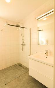 Salle de bains dans l'établissement luxe Villa Maroma Mistral aan Veerse meer met 4 Ebikes GasBBQ & EV laadpaal